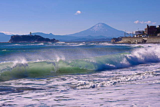 荒れる湘南 鎌倉の海