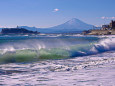 荒れる湘南 鎌倉の海