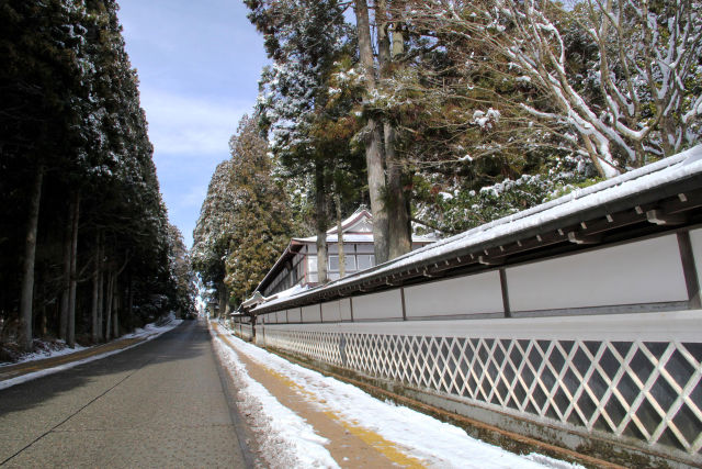 雪の高野山・なまこ壁