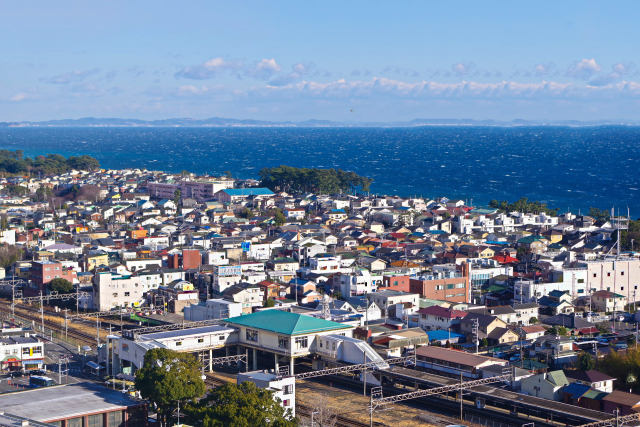 JR二宮駅と相模湾