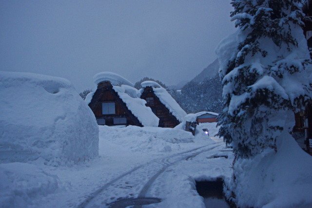 白川郷 雪の黄昏