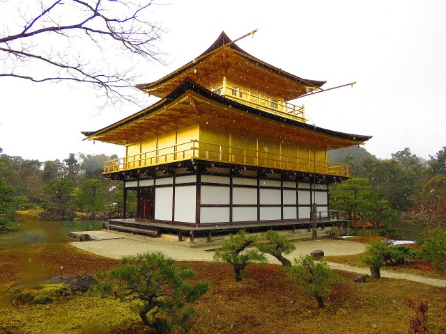 小雪降る金閣寺(裏側東面)