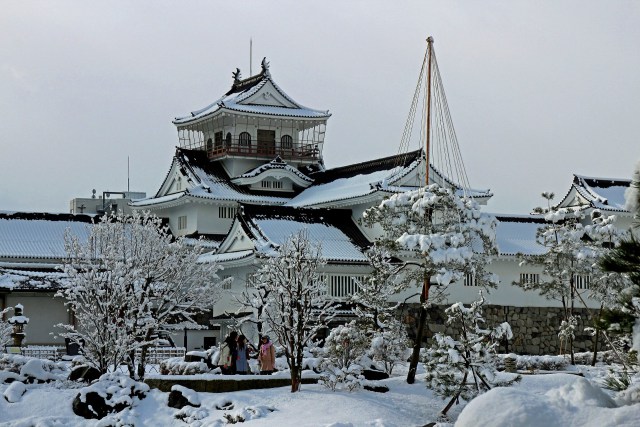 雪の富山城