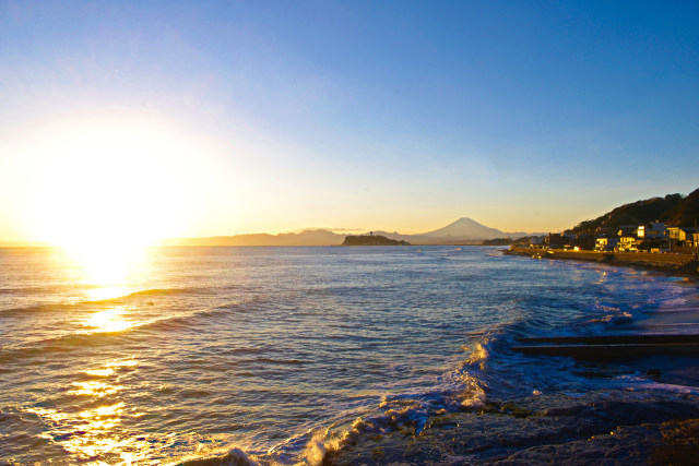 夕暮れ迫る湘南の海