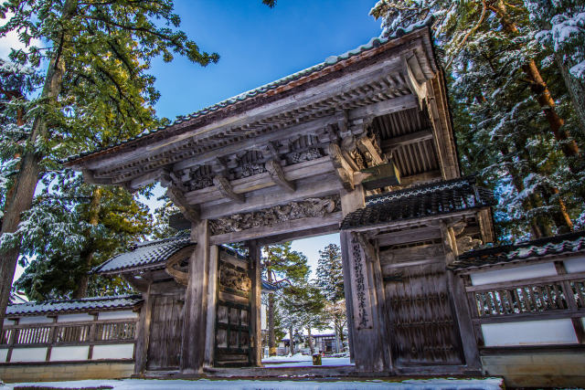 積雪の長松山本法寺山門