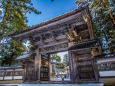 積雪の長松山本法寺山門