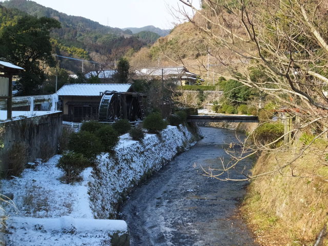 水車の冬景色