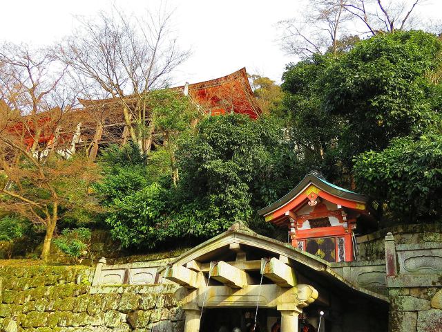 清水寺奥之院下の音羽の滝