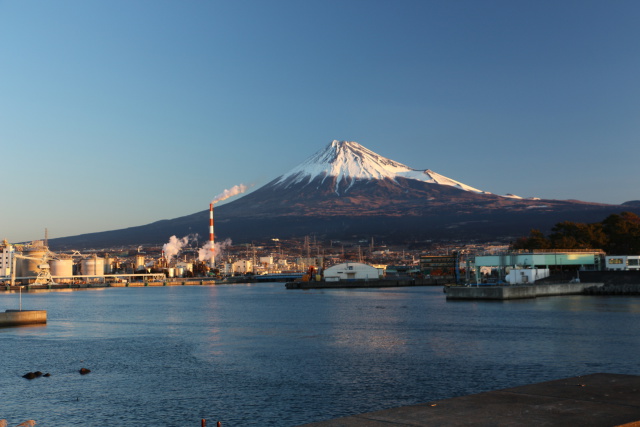 早朝の田子の浦港