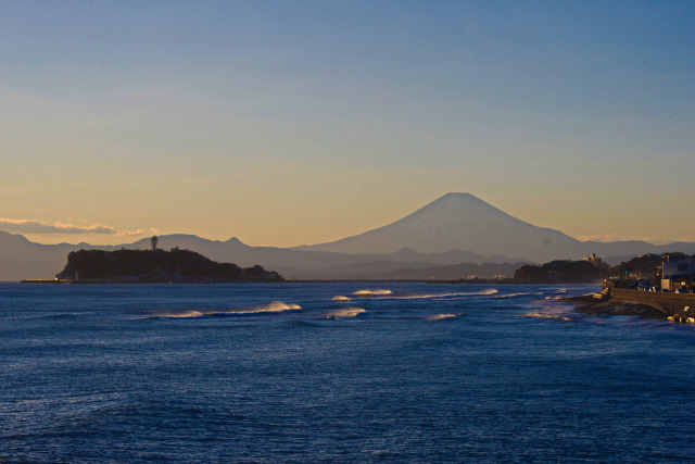 夕暮れ間近の湘南の海