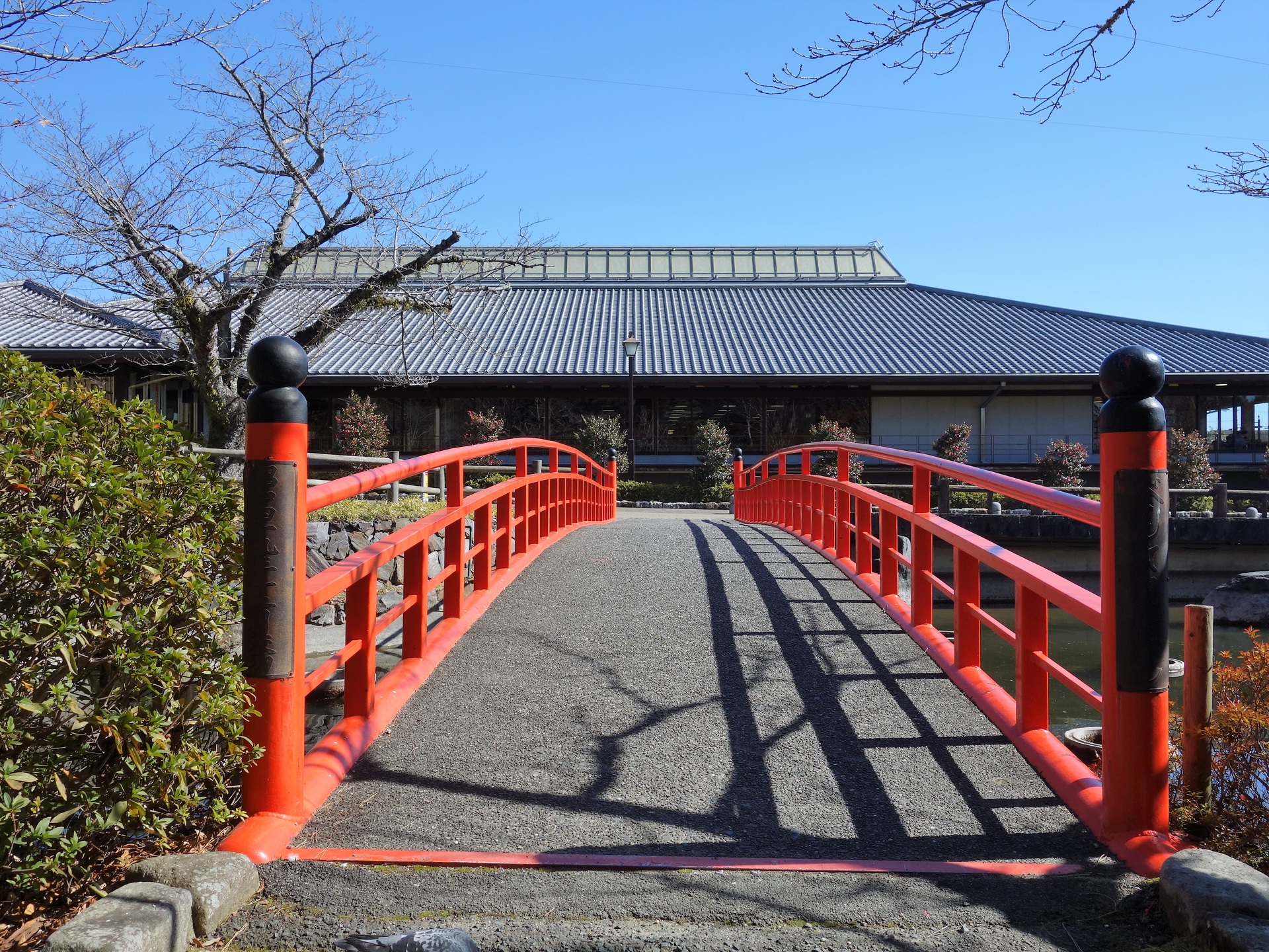 日本の風景 掛川市立図書館と赤い橋 壁紙19x1440 壁紙館