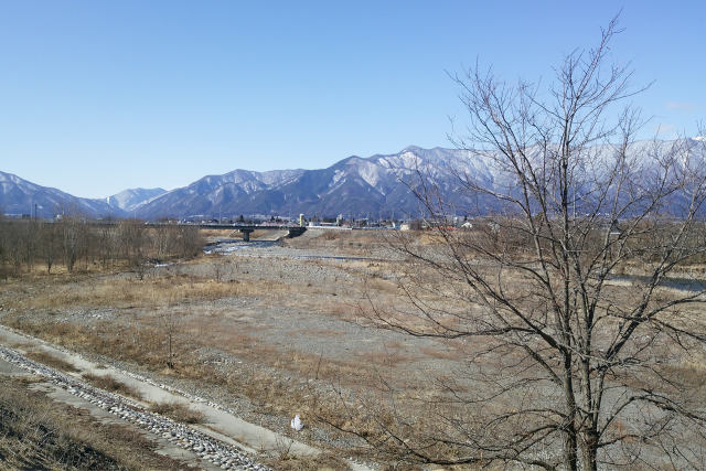 遥か彼方に乗鞍岳