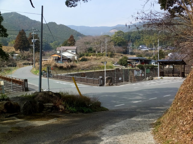 早春の山里風景