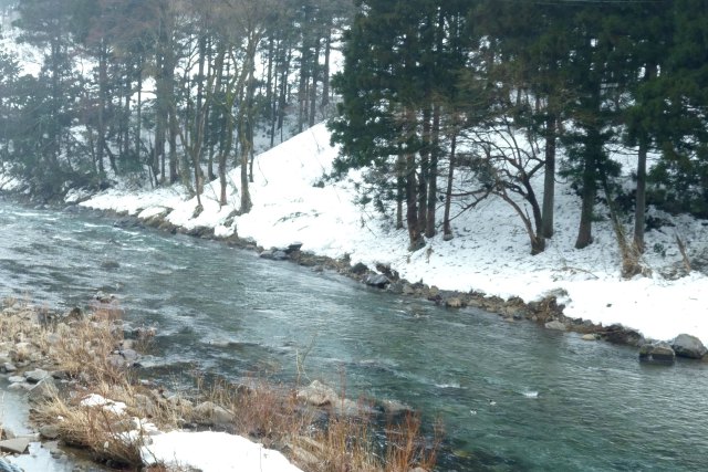 冬の美山を流れる足羽川