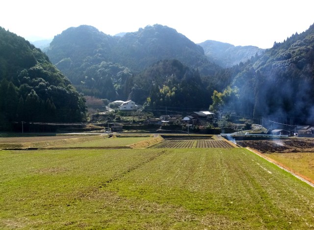 早春の山里風景