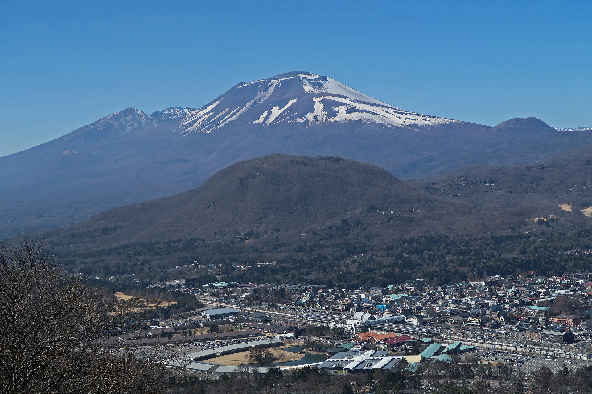 日本の風景 軽井沢の街と浅間山 壁紙19x1280 壁紙館