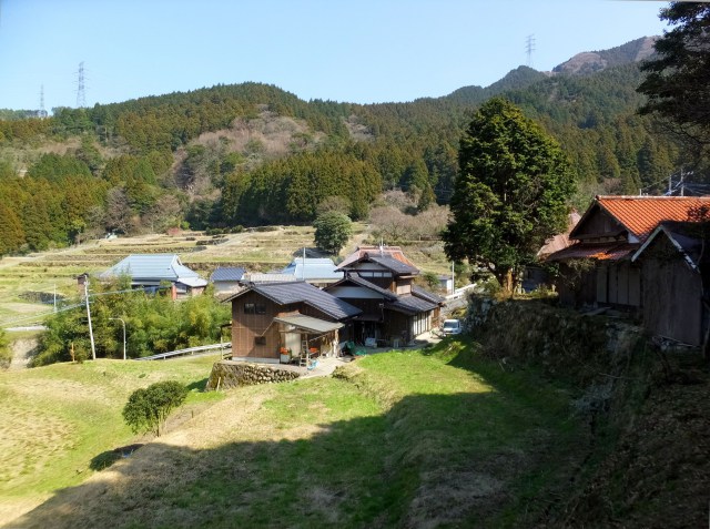 山間集落の静かな春