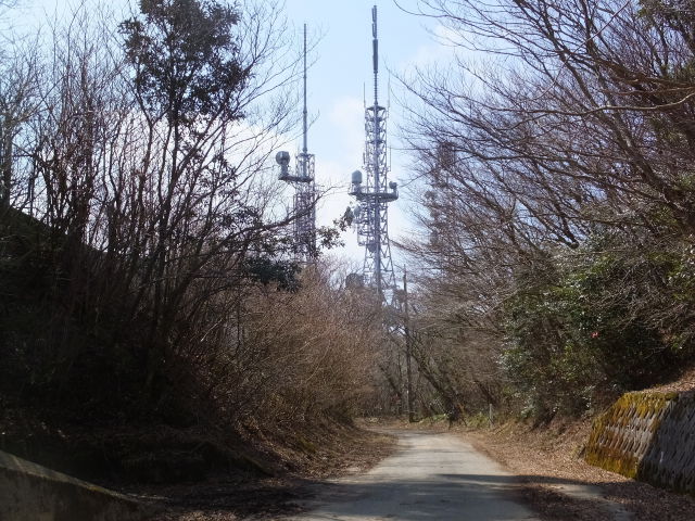 電波塔への道