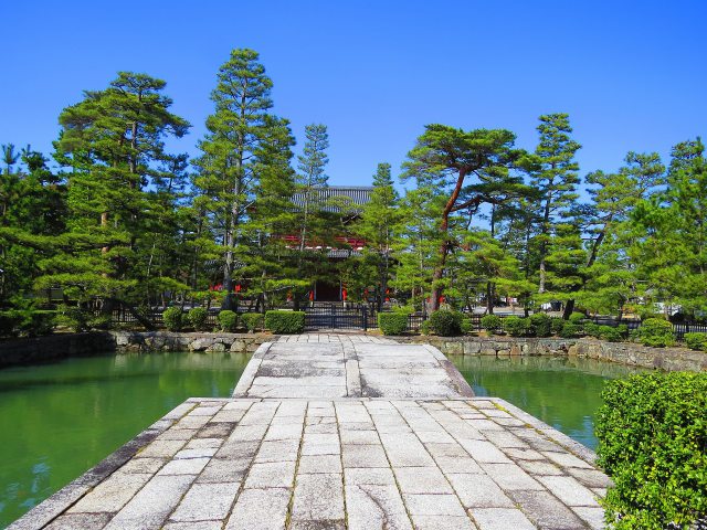 京都妙心寺の放生池と三門