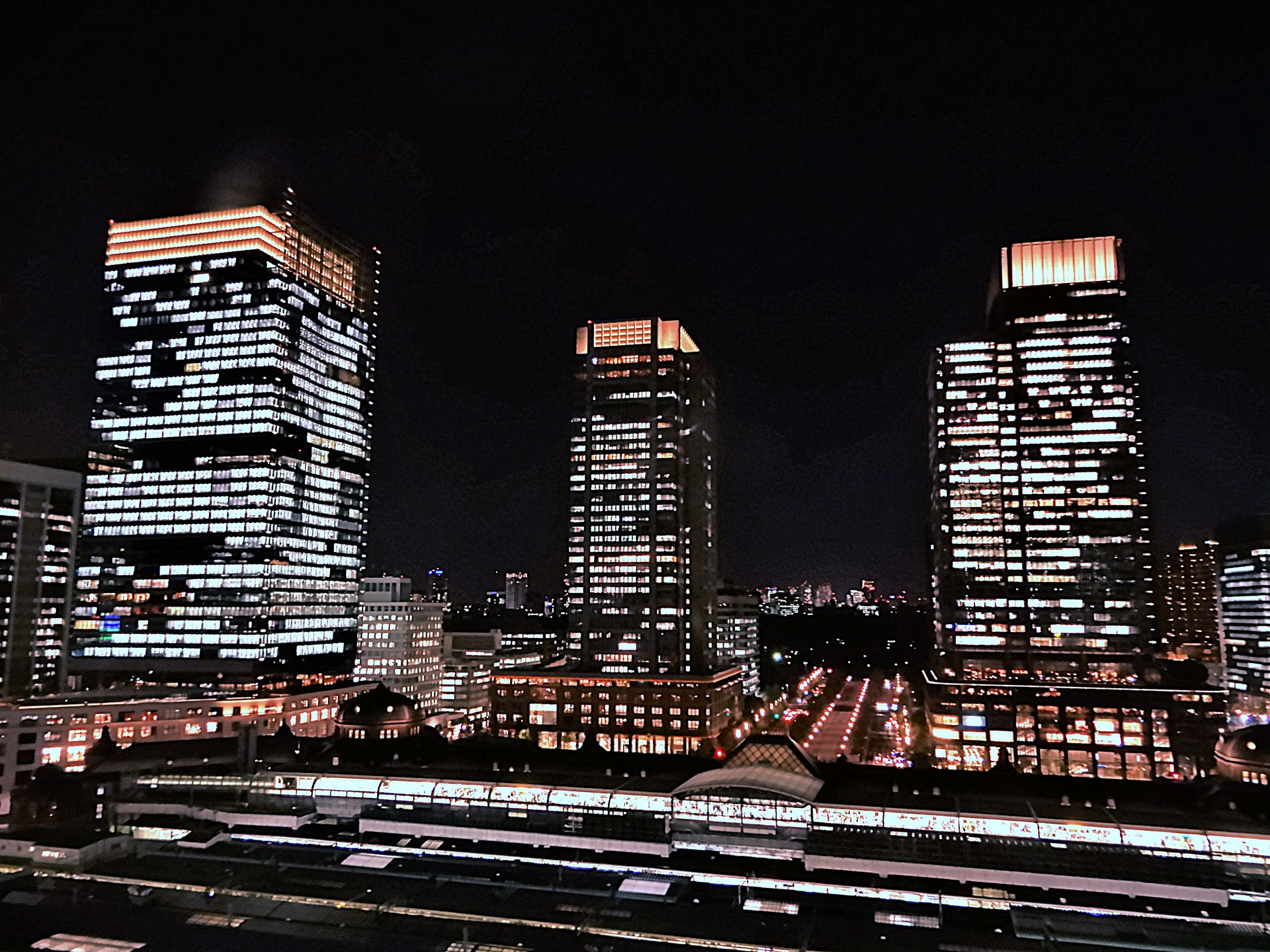 夜景 花火 イルミ 東京駅と丸の内の夜景 壁紙19x1440 壁紙館