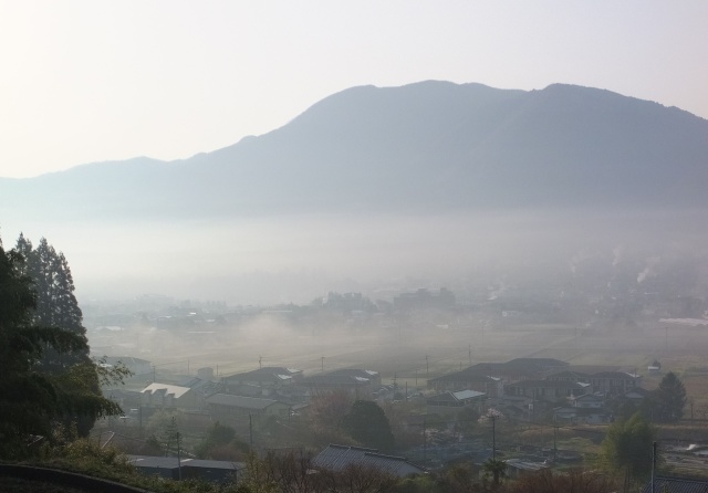 霧に沈んだ湯布院の町