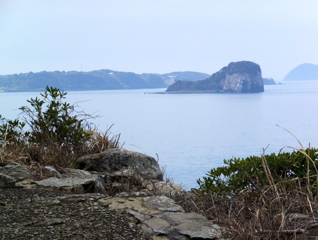 靴のような島が見える海の遊歩道