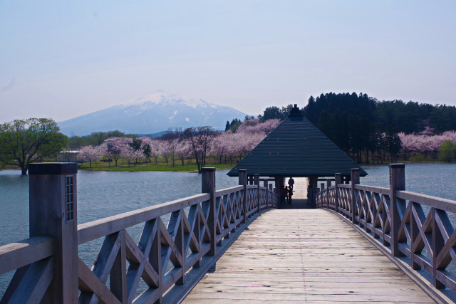 鶴の舞橋から岩木山を望む