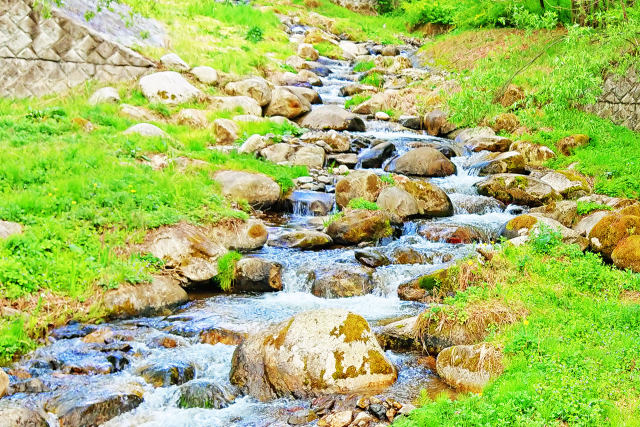 松本の中山を流れる清流