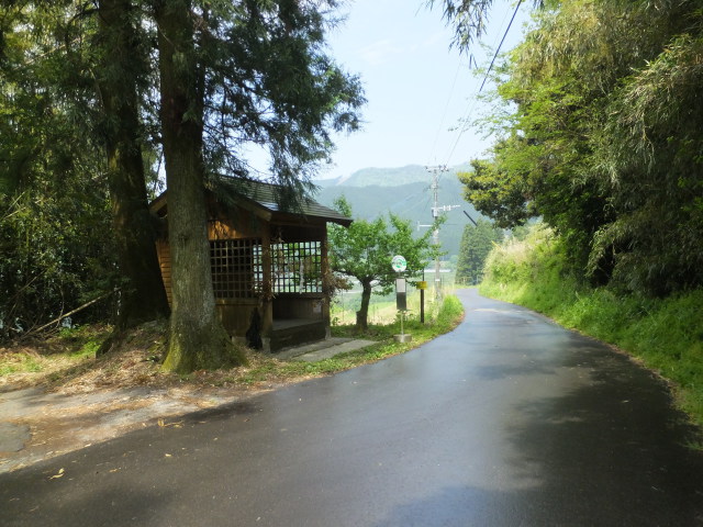 雨上がり、田舎のバス停