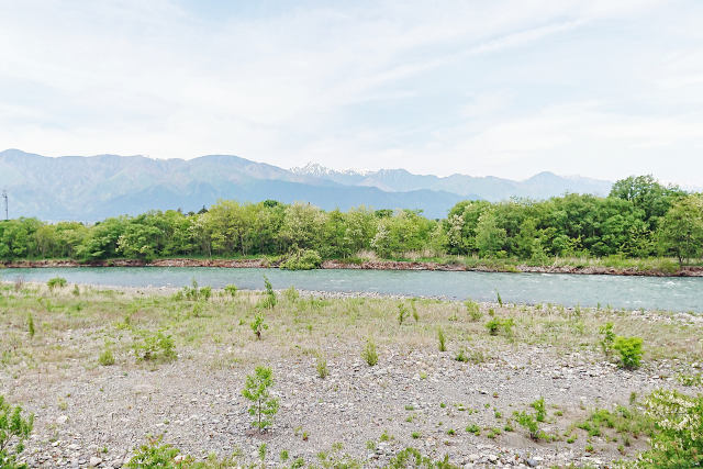 常念岳と松本梓川の春