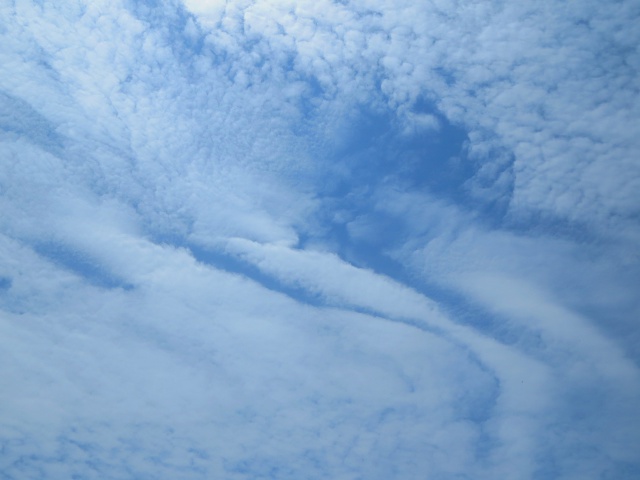 走り梅雨の空