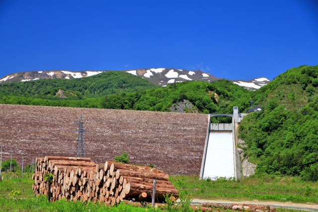 胆沢ダムと焼石連峰