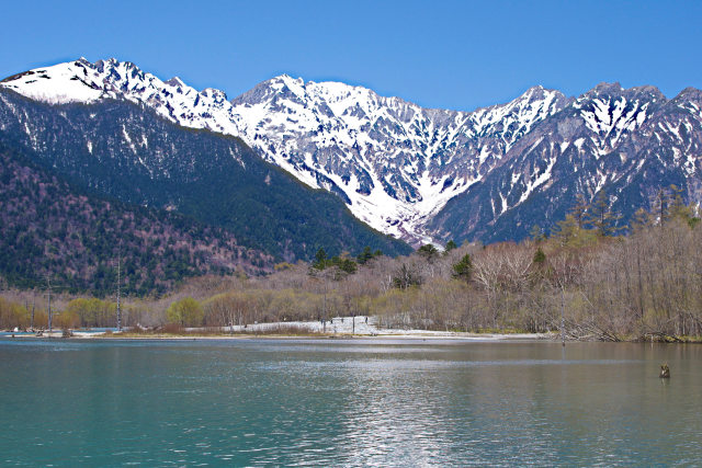 大正池から残雪の穂高連峰