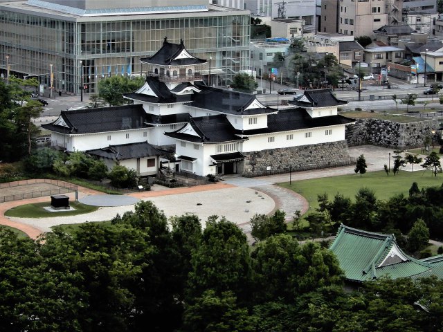 展望台より富山城を望む