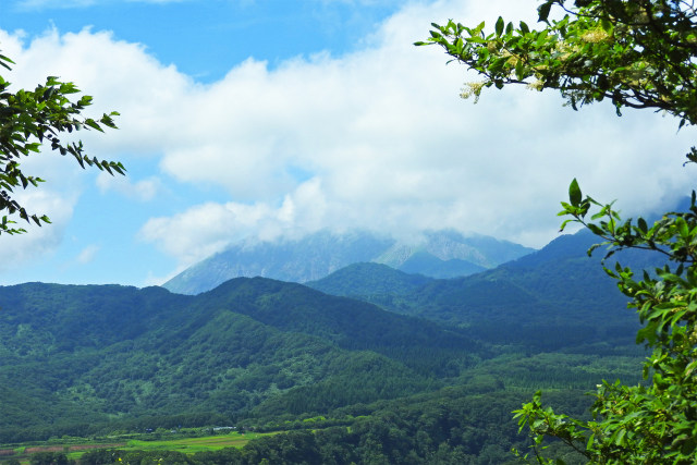 雲のかかる大山南壁