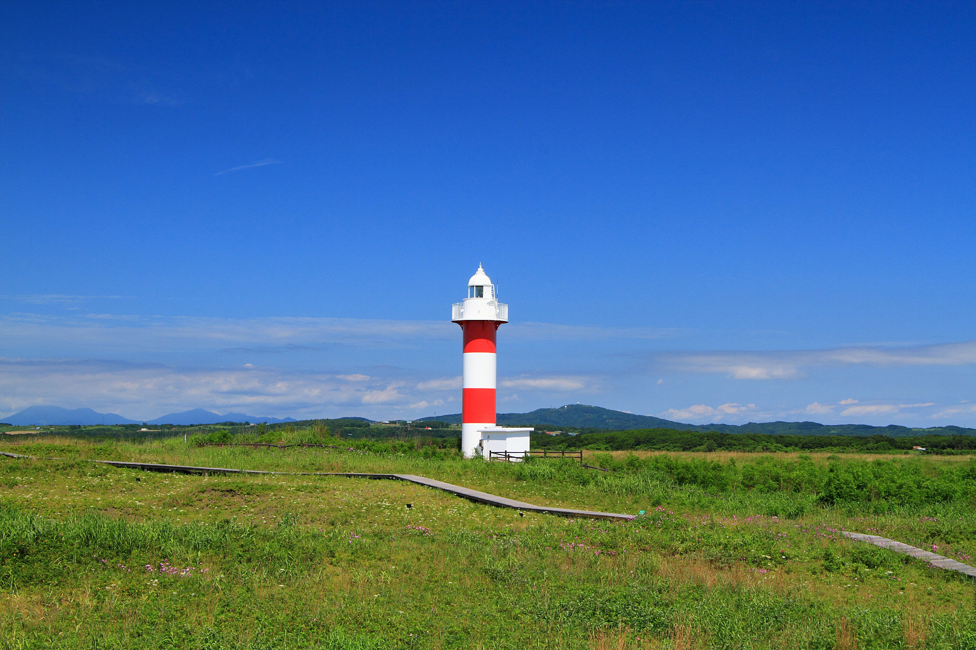 日本の風景 石狩の夏 お化粧直しの石狩灯台 壁紙19x1280 壁紙館