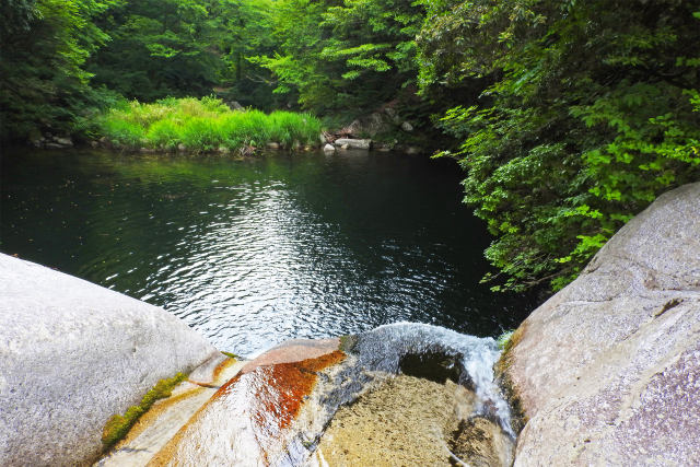 渕に流れ落ちる渓流