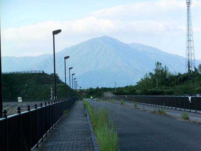 天拝湖堤防からの宝満山