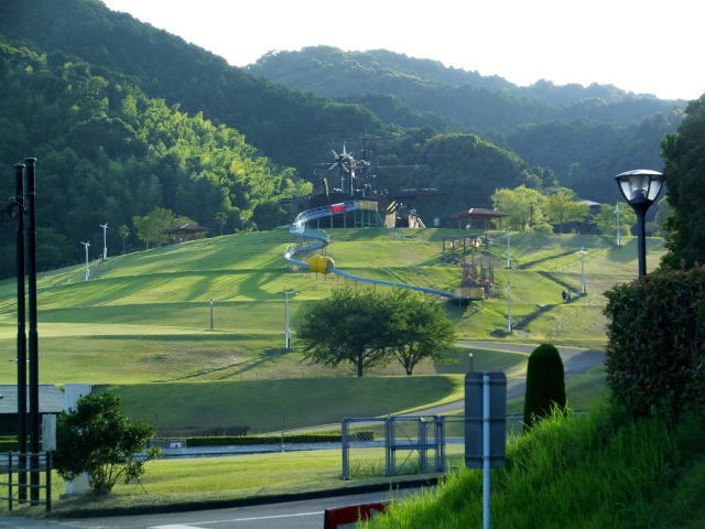 夏の夕、誰もいない山の遊園地