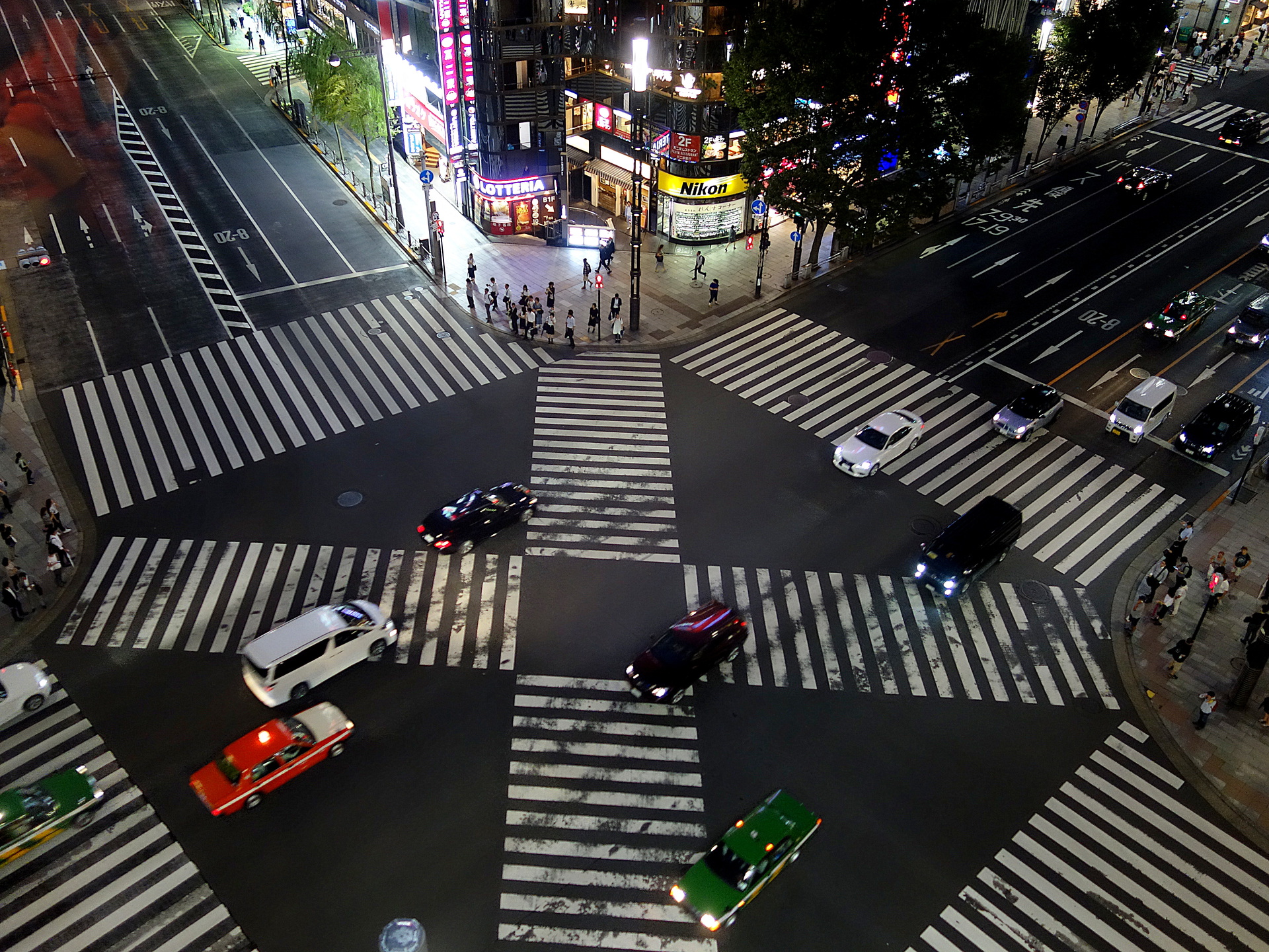 夜景 花火 イルミ 銀座スクランブル交差点 壁紙19x1440 壁紙館