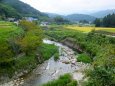 初秋の山里を流れる川