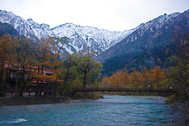 早朝の河童橋と穂高連峰