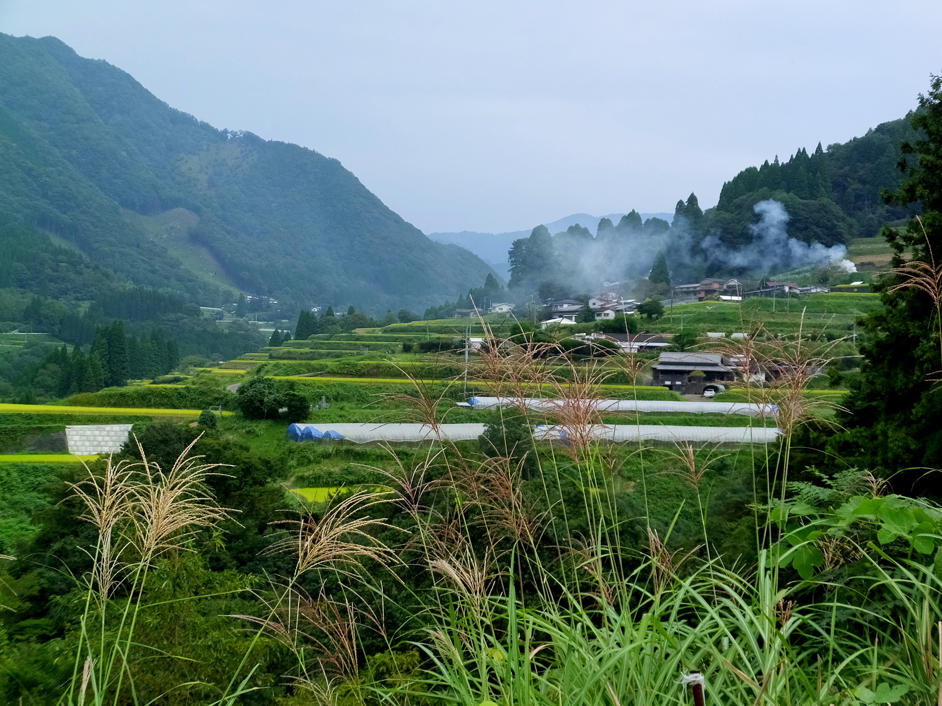 日本の風景 棚田にある集落 壁紙19x1440 壁紙館