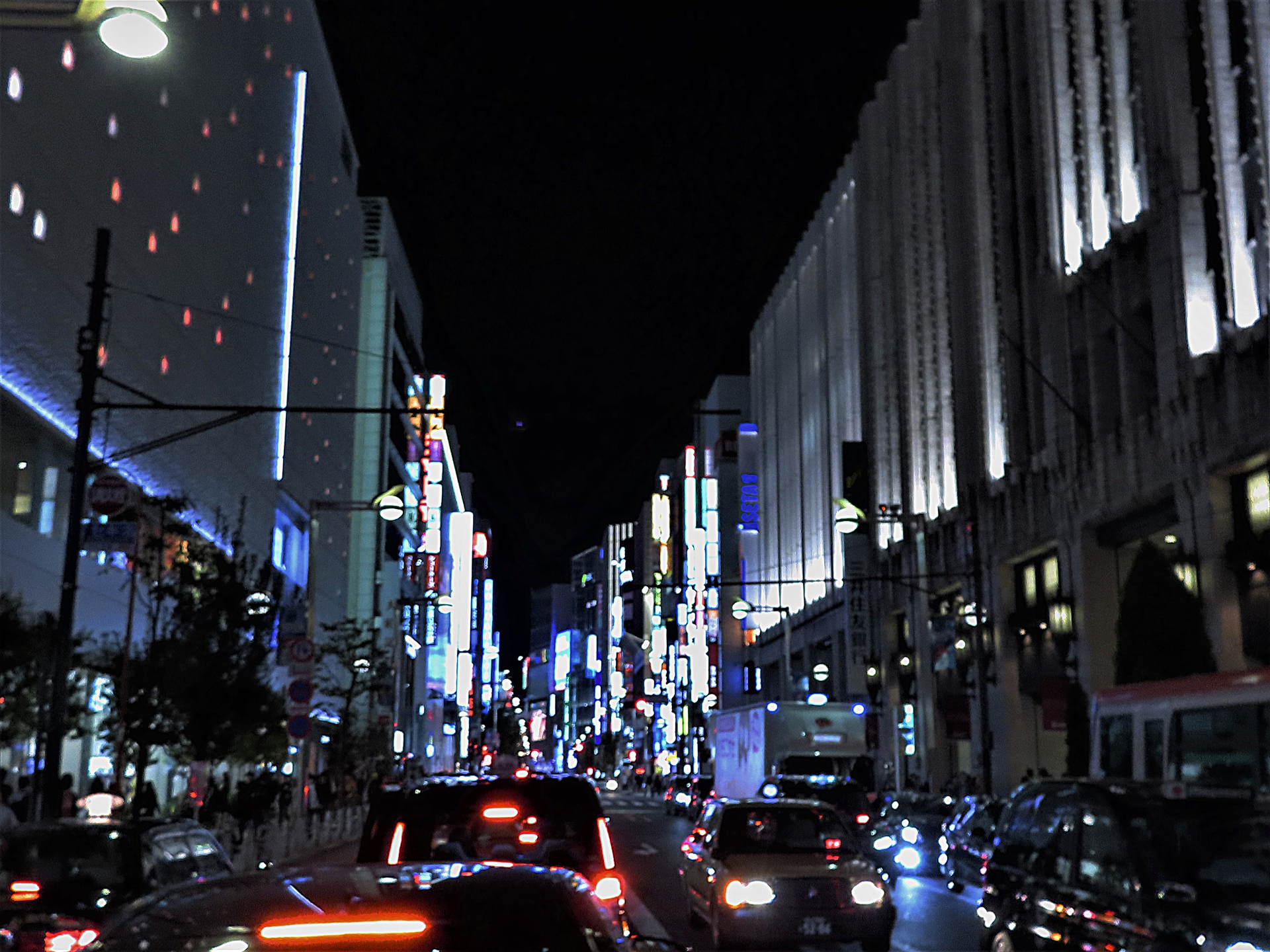 夜景 花火 イルミ 新宿通りの夜景 壁紙19x1440 壁紙館