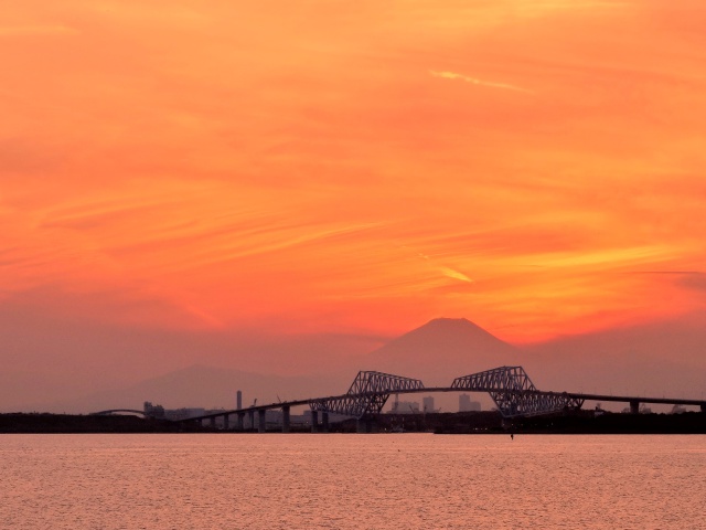 ゲートブリッジに浮かぶ富士山