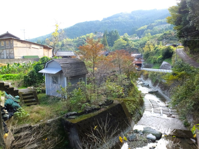 川の近くのおとぎ話の小屋