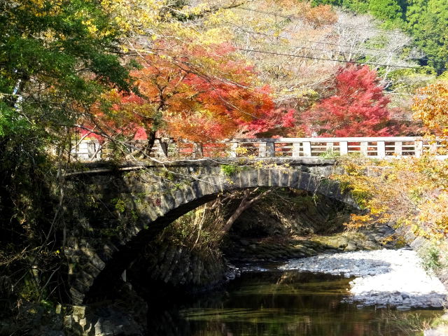 紅葉に映える石橋