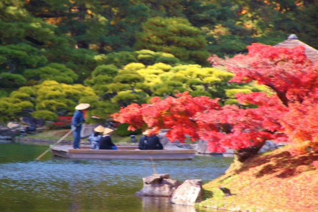 小舟と紅葉