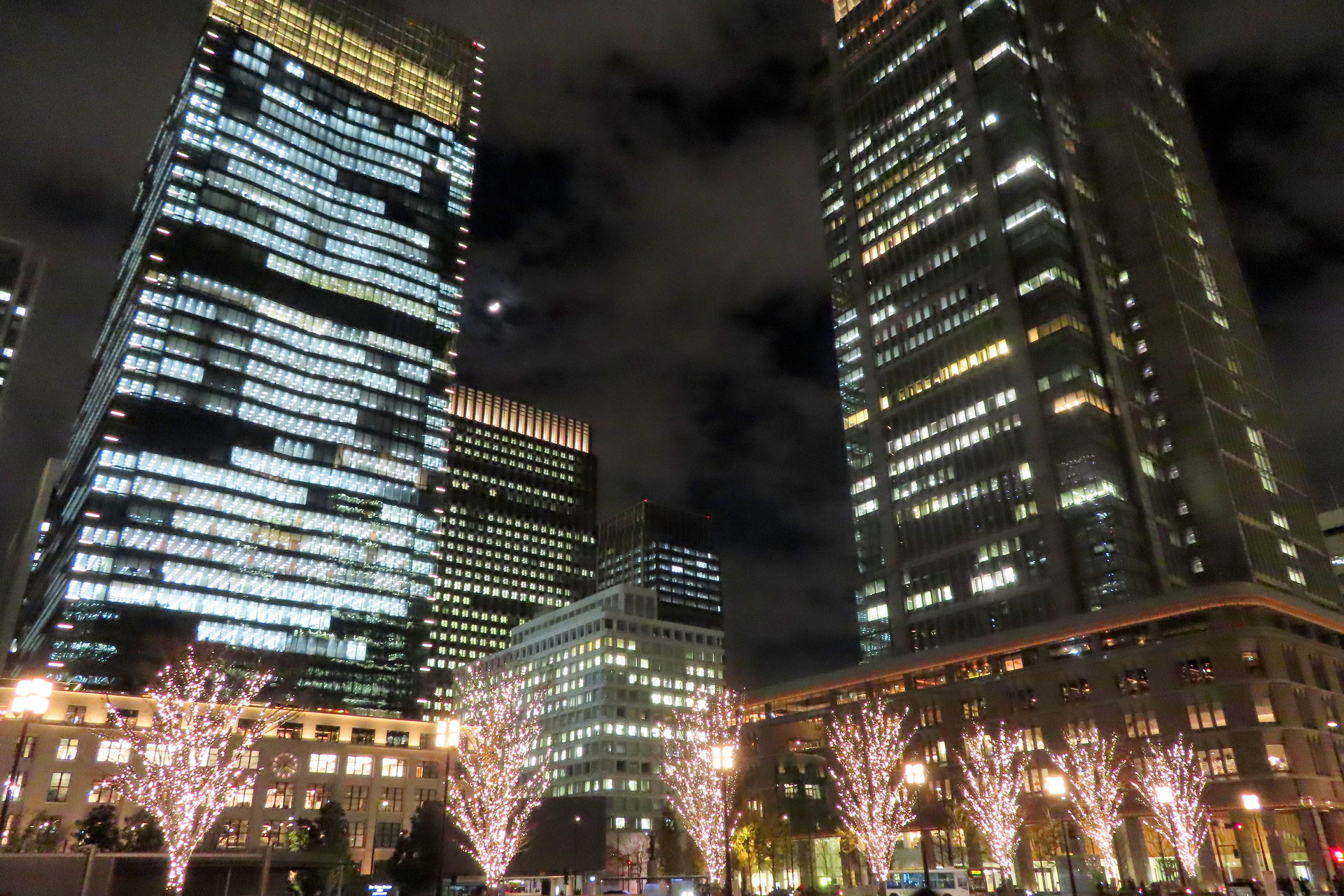 夜景 花火 イルミ 丸の内の夜景 壁紙19x1280 壁紙館