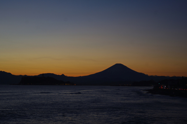 暮れゆく湘南の海